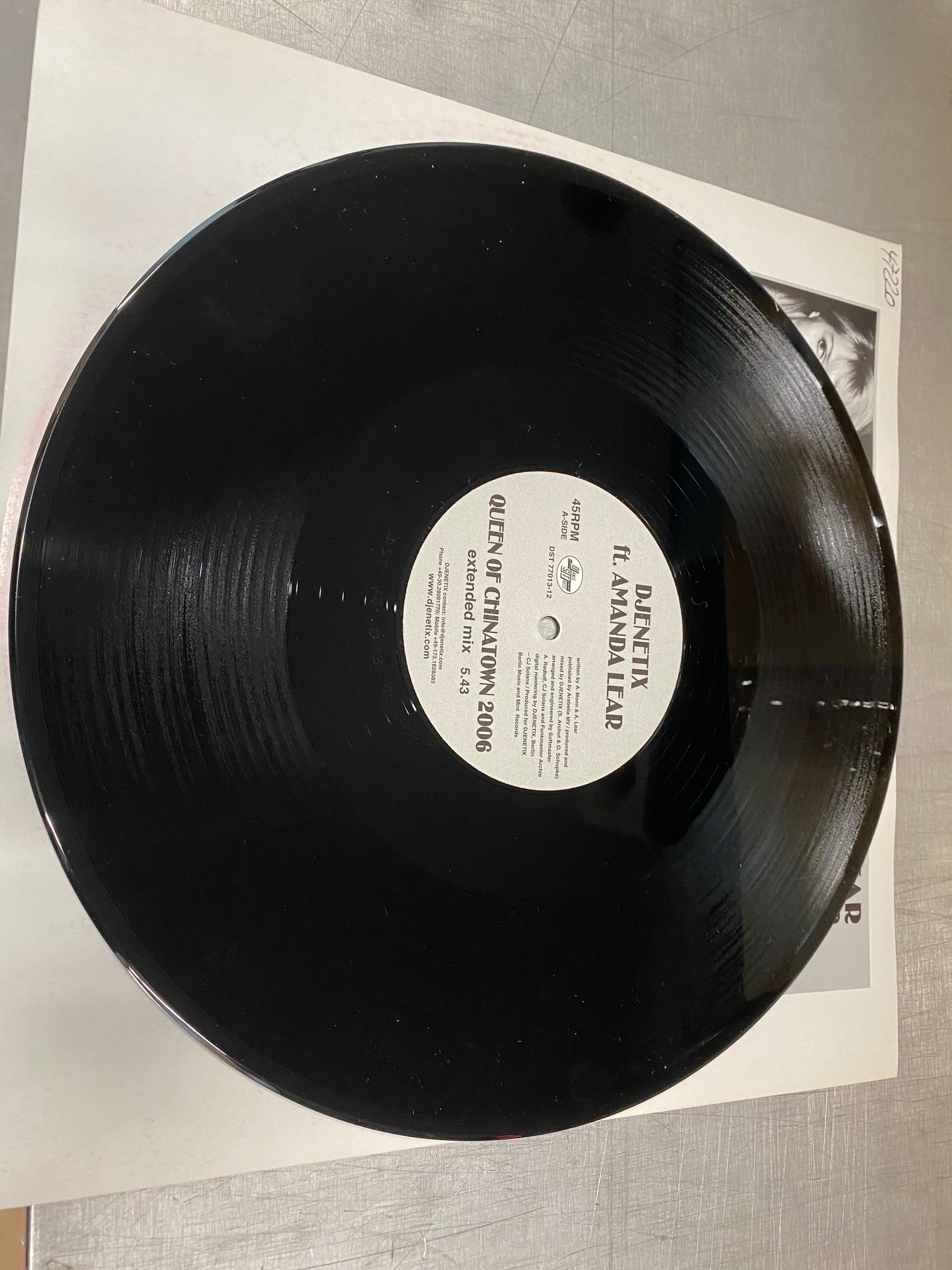 Datei:Vinyl - Djenetix feat Amanda Lear Titel - Queen of Chinatown.jpg